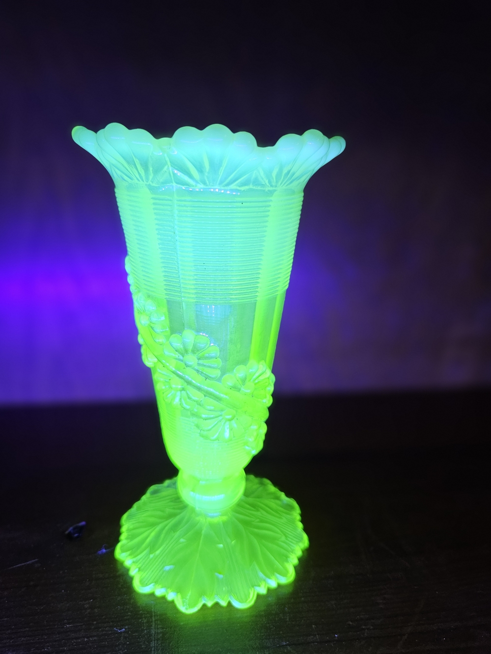 Vintage-Style Green Glass Urn Vase - Decorative Home Art